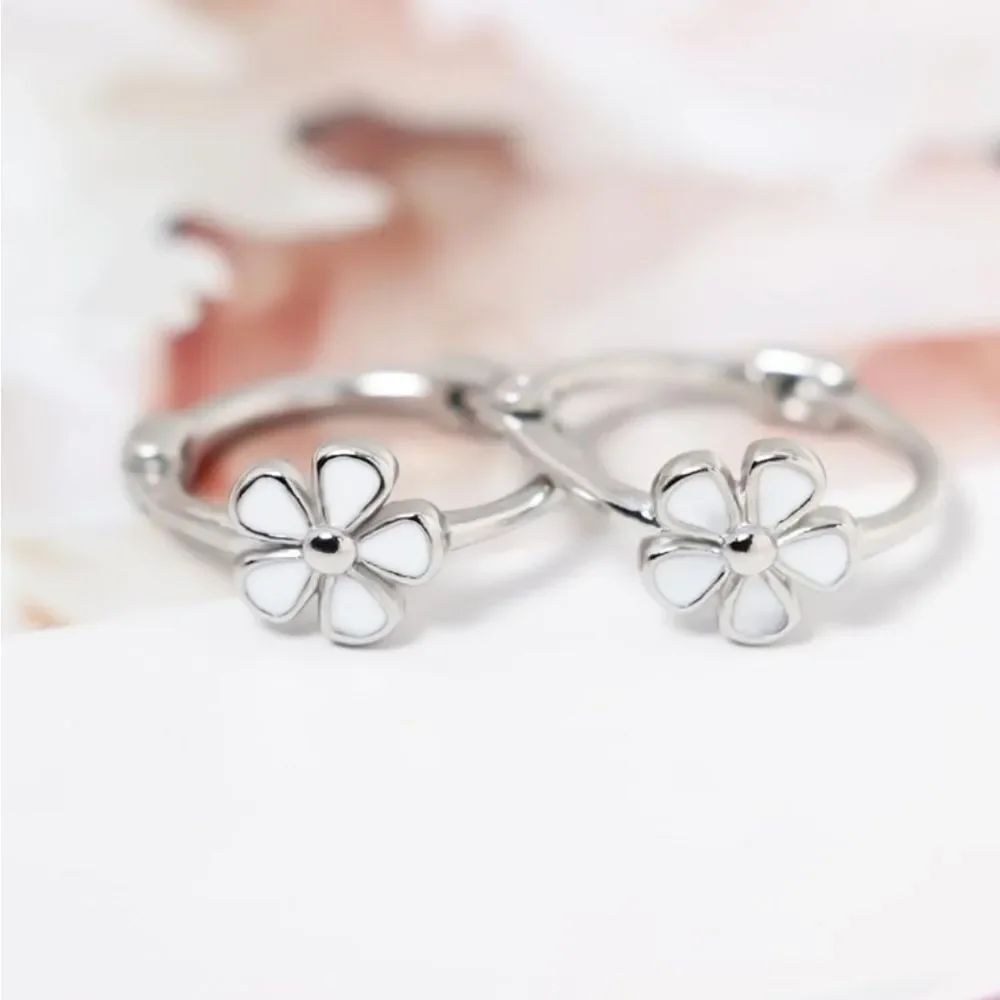 🔸️⏭️NIB Silver Daisy Flower Small Huggie Hoop Earrings